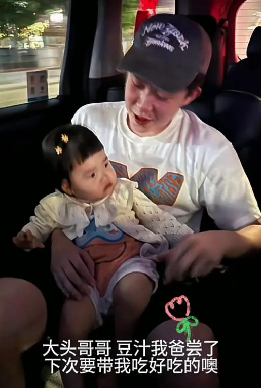 大圣女儿好可爱呀！成都混团比赛中，大圣的女儿一直都在观众席上观看比赛。[心]
