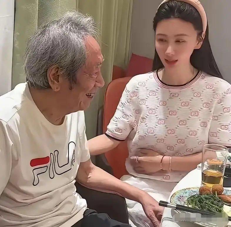 老夫少妻，差三十七岁。王奎荣八十，老婆四十出头。

一个白发苍苍，一个正当年。站
