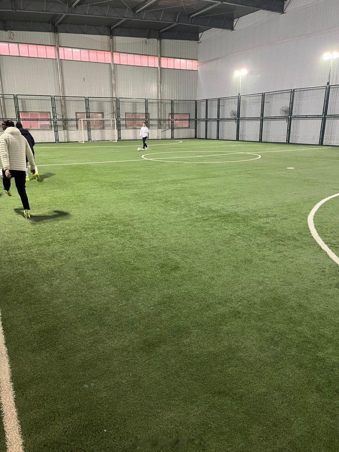 好么天津今天这❄️雪下的真大，幸亏我们踢球订的是室内球场。踢完球正好回家看国足U