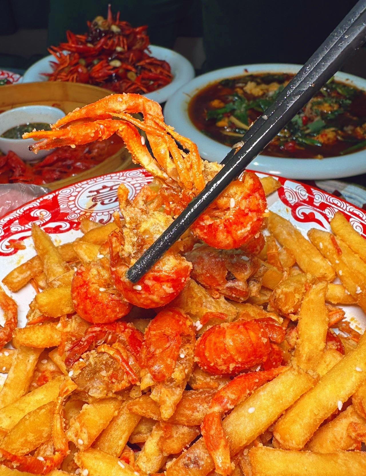 被同事推荐的这家～杨先生有间虾店硬控了！
这老板真是个讲究人，每只虾都手洗六遍以