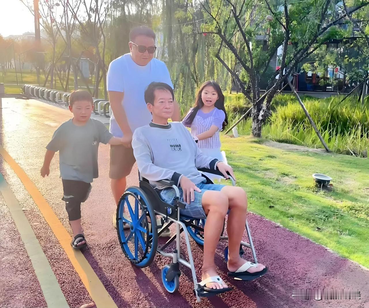 这是2022年夏天，方刚和干儿子，一对干孙在小区内散步的一张照片！
他一生未婚未