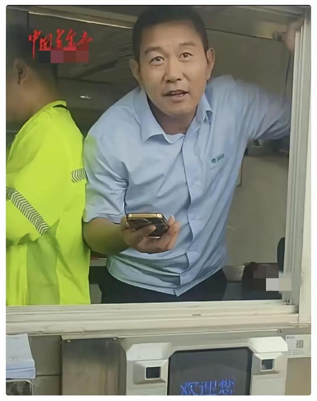 湖南怀化蓝天救援队从广西救灾归来，在会同收费站下高速时，队员们正准备交那四百多块