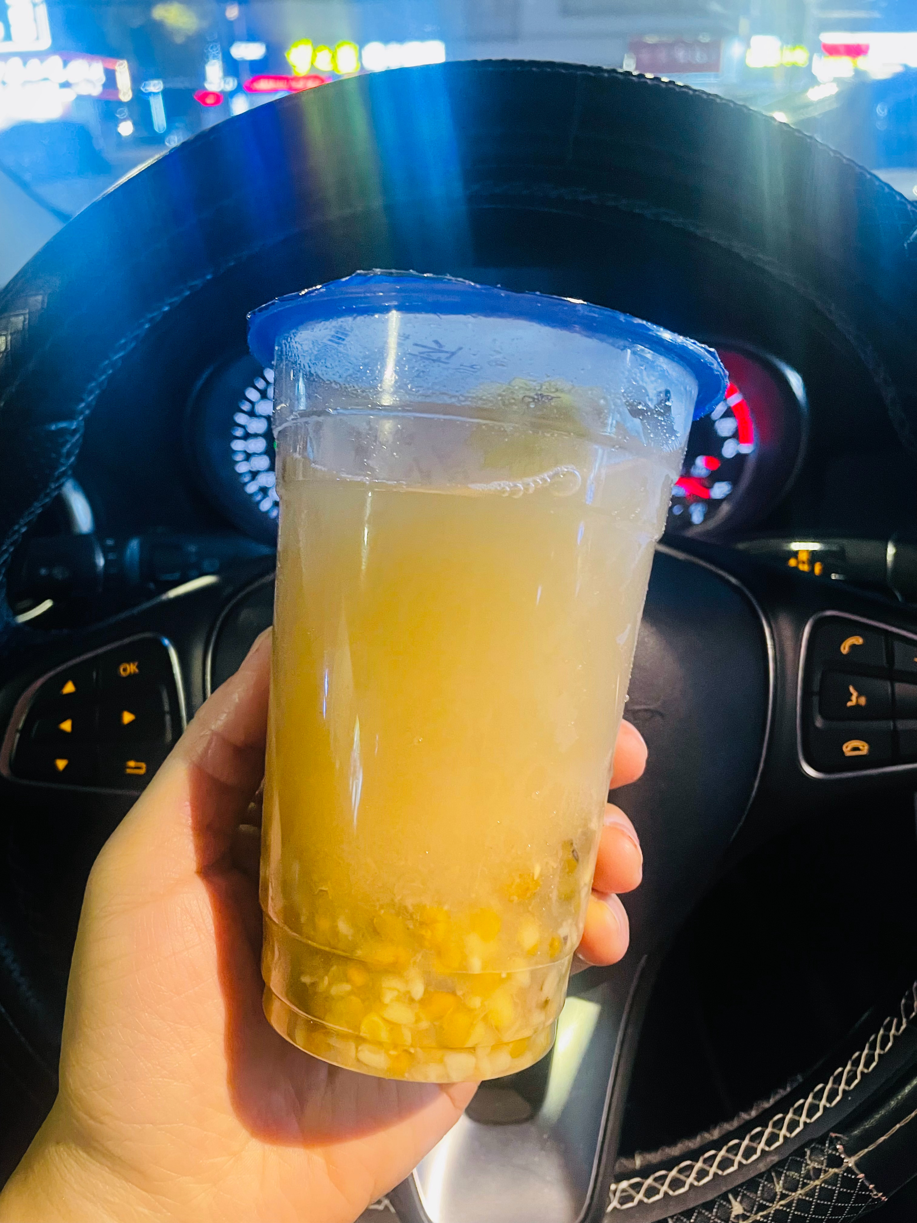 婆婆家里吃好饭 买杯绿豆汤 回家追剧了 今天还没见李亦非 