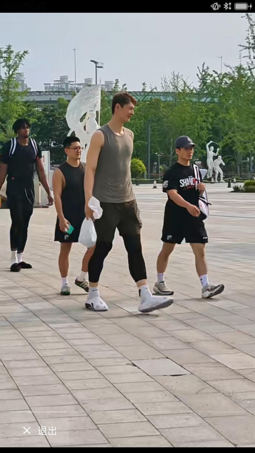 【CBA 总决赛即将打响，上海久事男篮全力备战主场与广厦队的比赛。】昨天在上海体