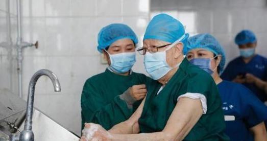 消息传出，很多人替他捏了一把汗：年纪这么大，还能承受手术吗？吴孟超却想得明白，病