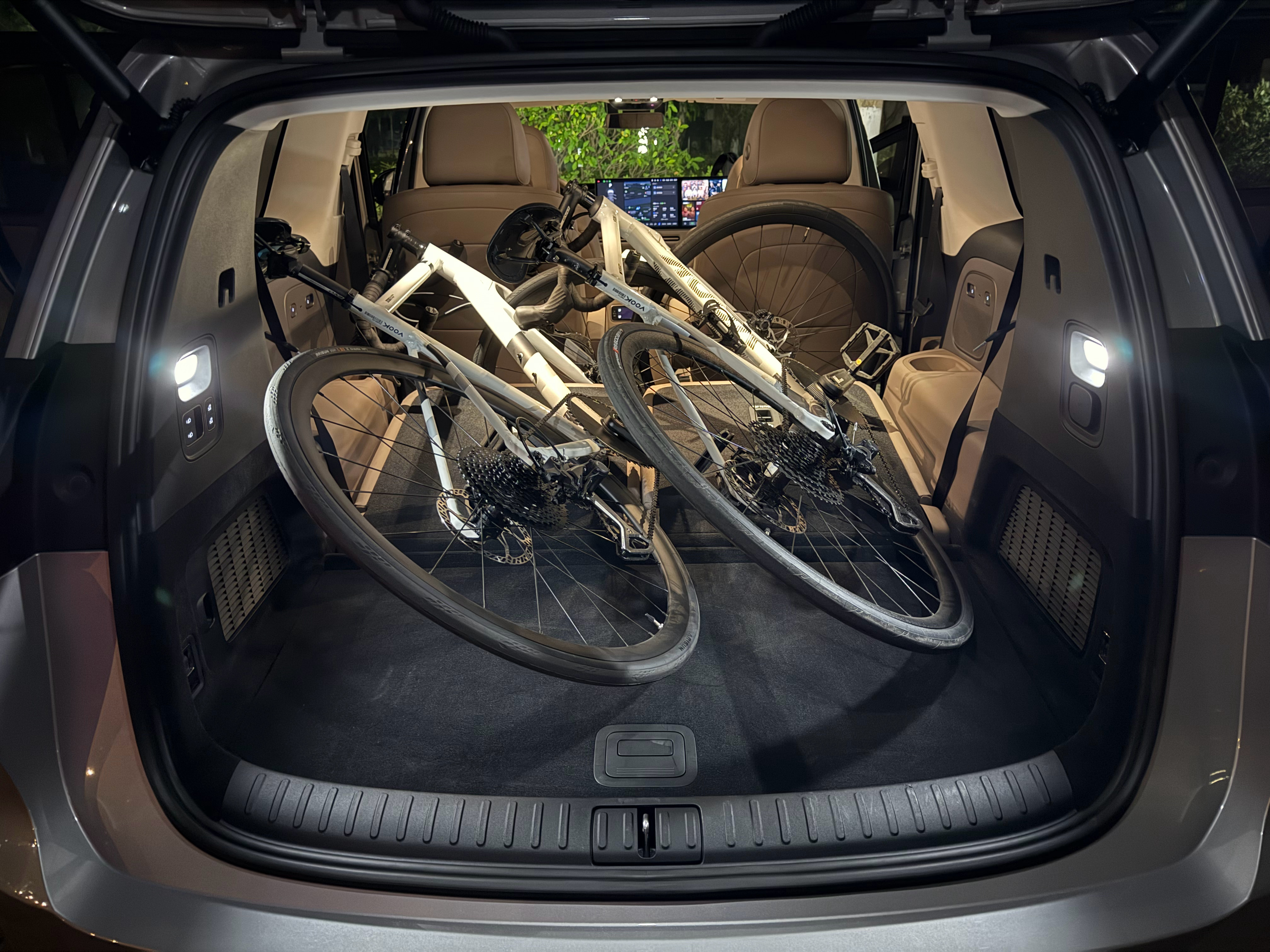 1. i8 的尾厢放下两台 M 码的公路车没啥压力，2. 6D的健身计数器 20