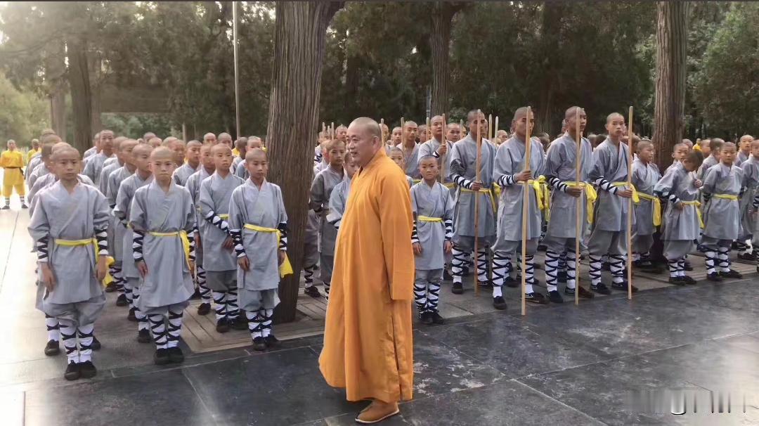 这是方丈释永信组织众弟子晨练的场景，每个弟子精气神十足。看得出来每个人都身怀绝技