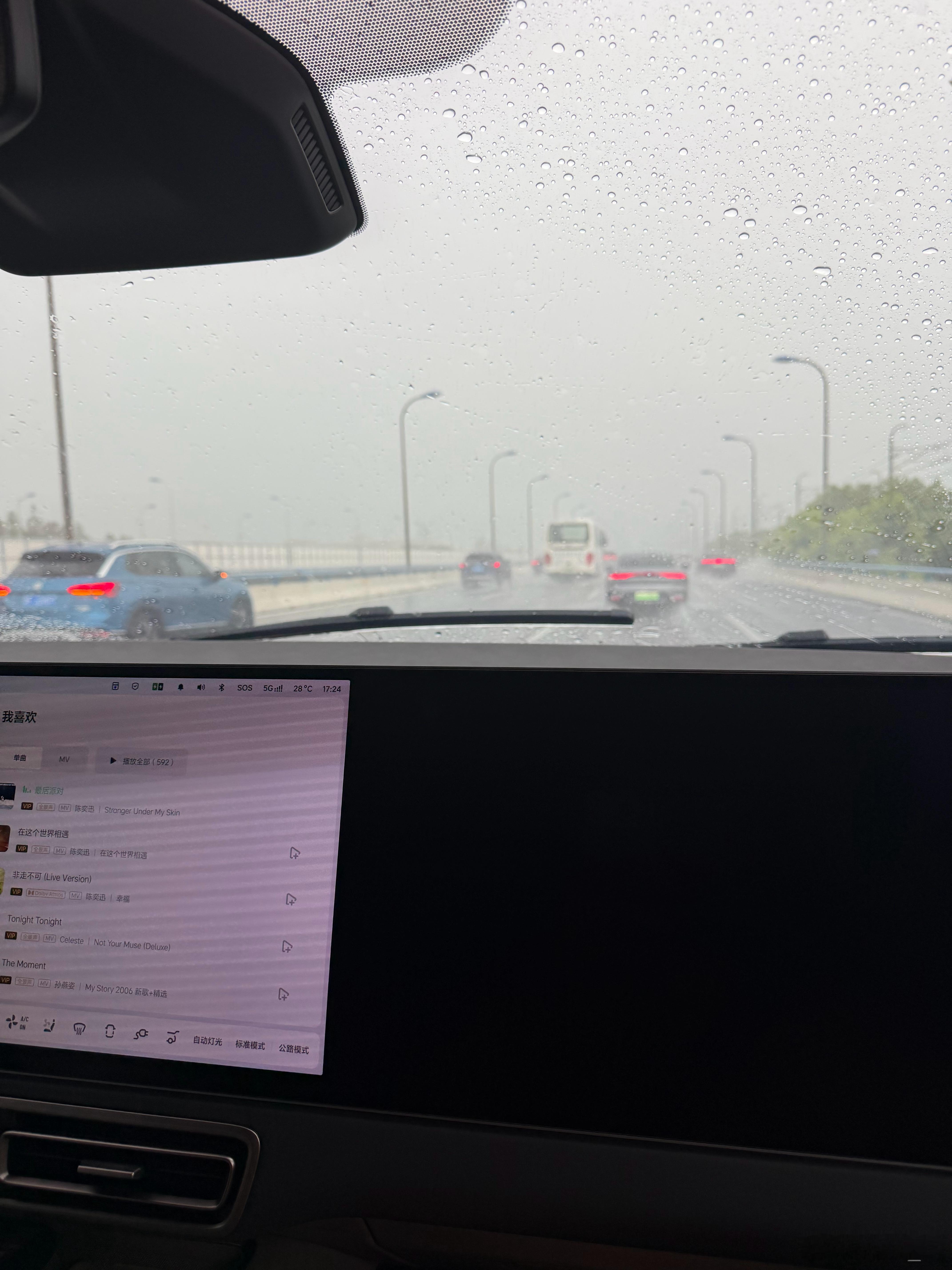 这雨也是有点大了吧 上海
