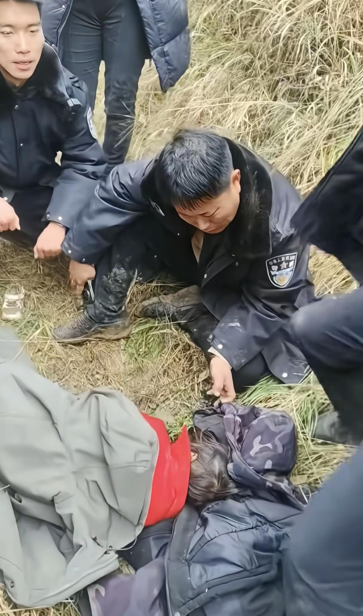 那位警察大哥，肯定也是个把闺女捧在手心的爸爸！失联在田埂车里的4岁小娃娃被抱出来