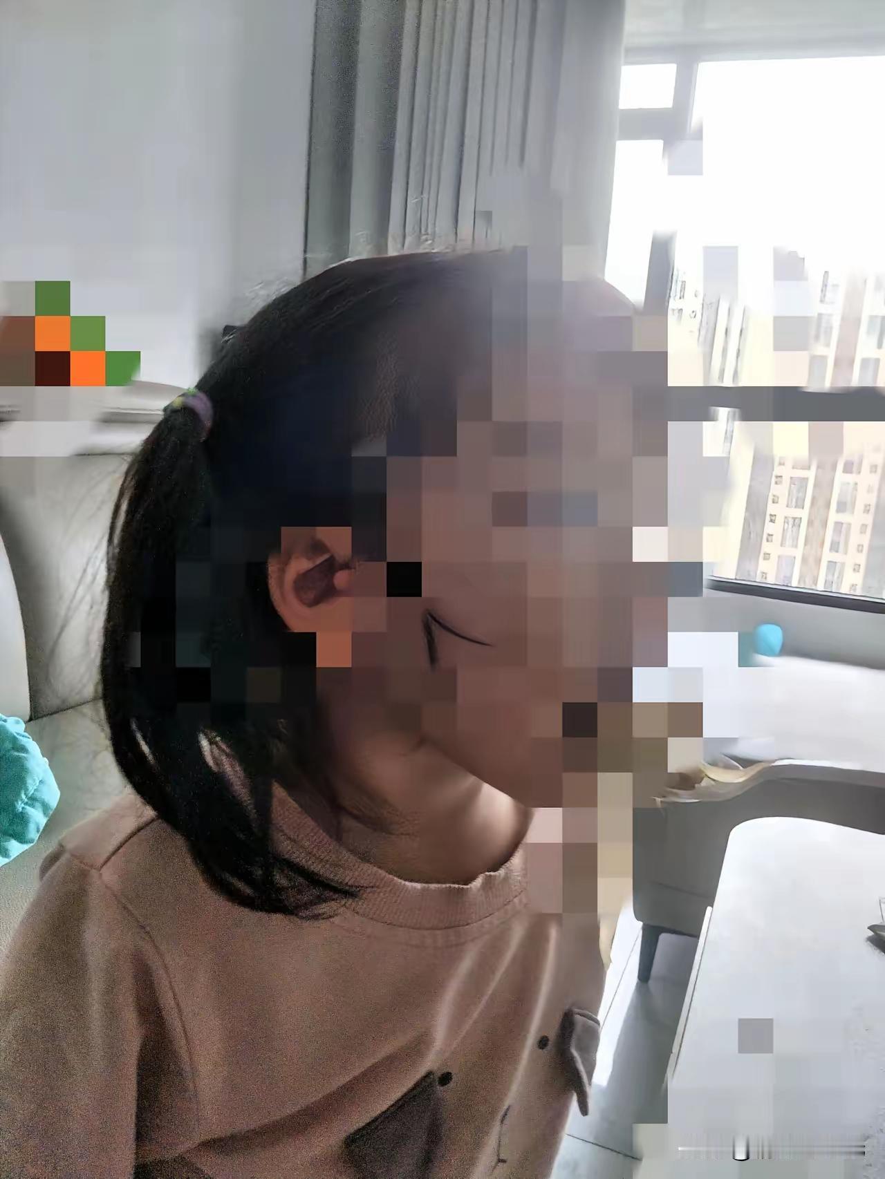 3岁娃在家走两步就被楼下投诉！
穿静音鞋、给桌椅套静音套还不依不饶，换谁能不憋屈