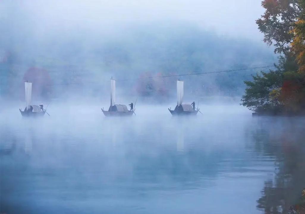 上联：雨打芭蕉添别绪
下联：雾笼船帆增离愁