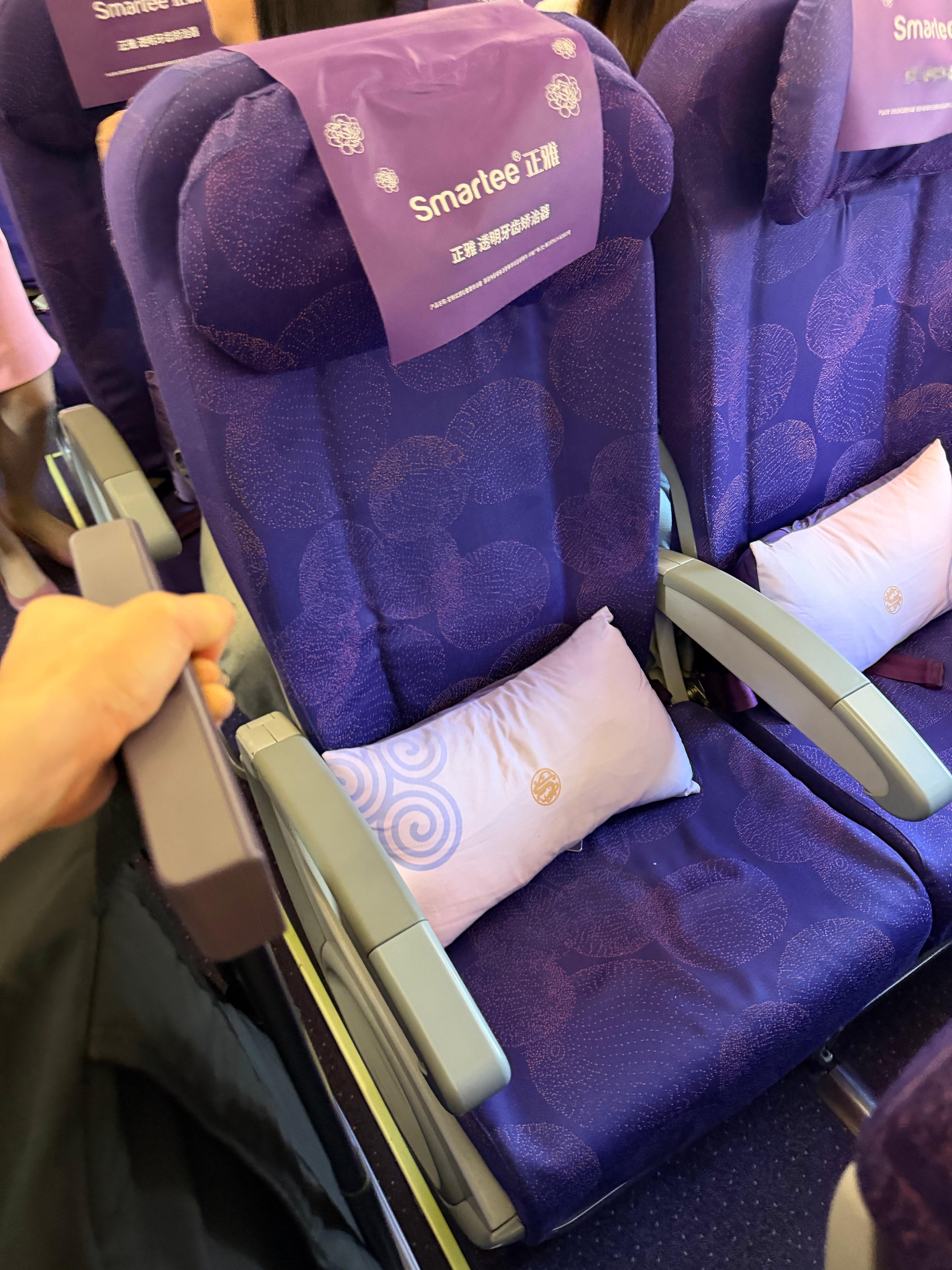 之前没有飞过吉祥航空没想到舱内环境这么好干净 颜色搭配也喜欢 