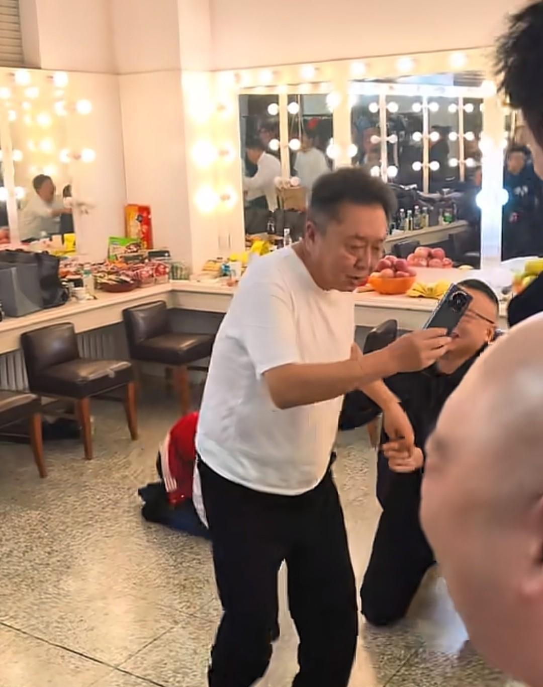 师爷在台上噗通一声给徒孙跪下了。
德云社天津开箱，岳云鹏冲着他三岁的徒孙王筱亭就