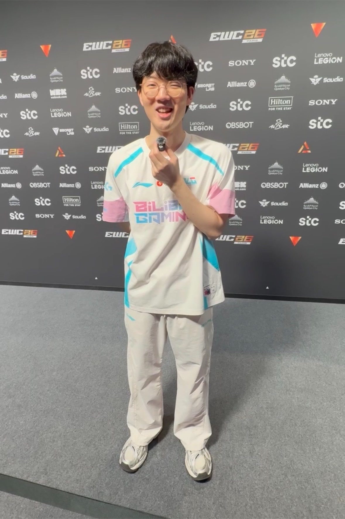 这位推主分享了一些EWC文字采访的幕后照片（据说还有视频存货）这个角度也是服了，