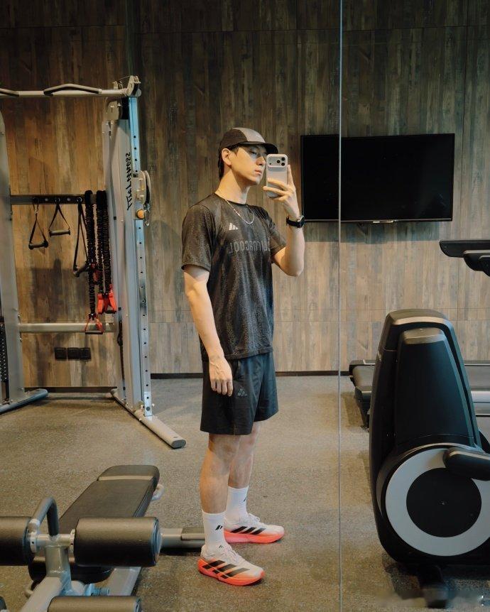 李现久违的自拍 这组九宫格细节满满，海边船舱、咖啡、健身画面全都有 李现九宫格生
