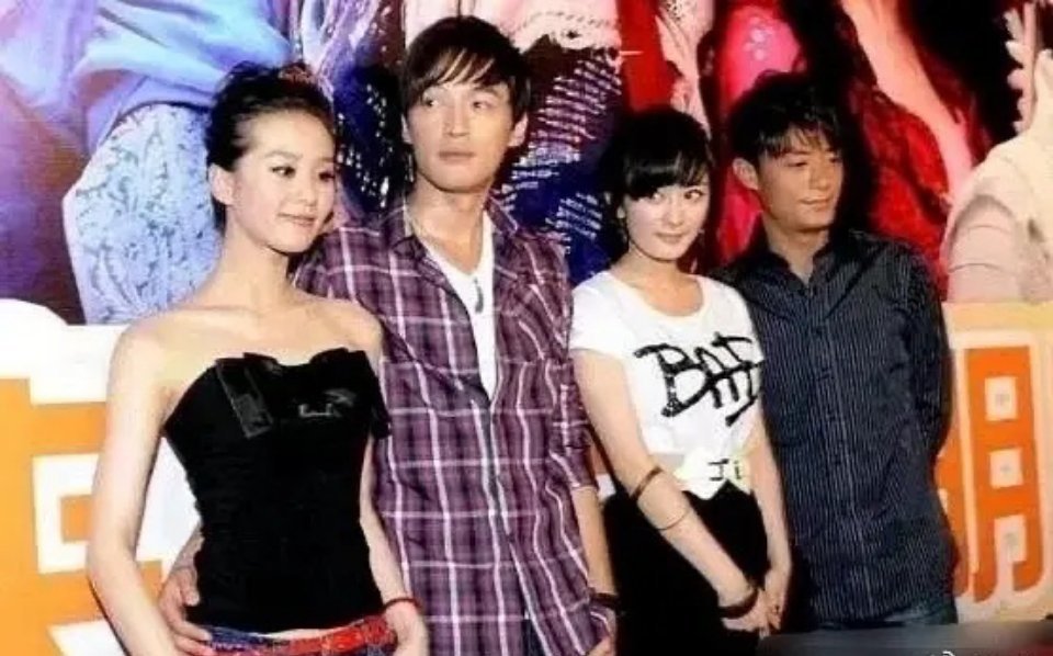 刘诗诗的腰上为什么会有一只手啊？ ​​​