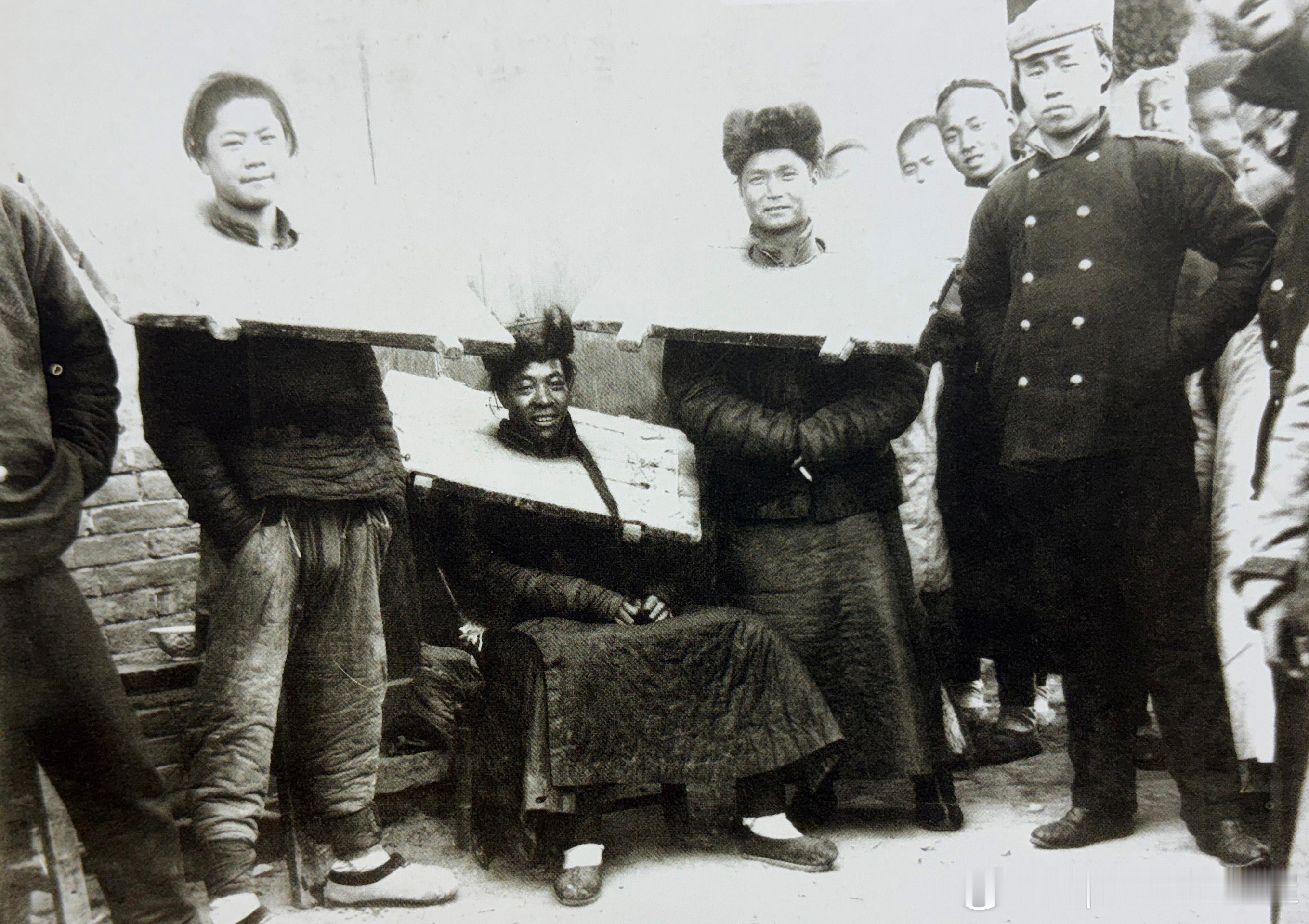 1900年北京刑事罪犯看着外国人的相机镜头傻笑历史影像