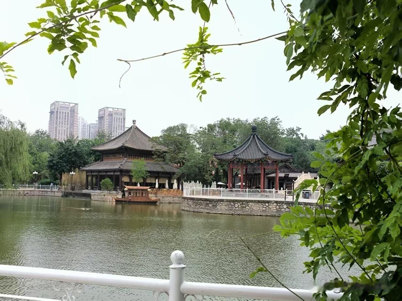 连着几天的高温，今天总算凉快些了！
趁着还没下雨天又凉快，来人民公园遛遛。看出天