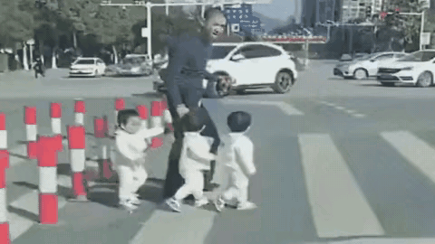 也别讲究了？
马上红灯了，快快跑，看来这位爷爷深知斑马线也不是绝对安全地带，来不