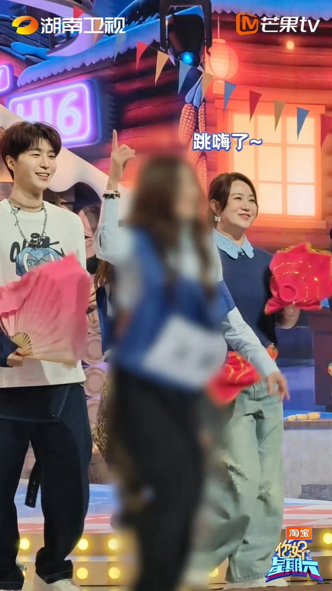 马丽范丞丞乔杉扭秧歌手拿把掐彩排现场欢乐拉满！范丞丞魔性舞蹈被调侃扭秧歌，乔杉形