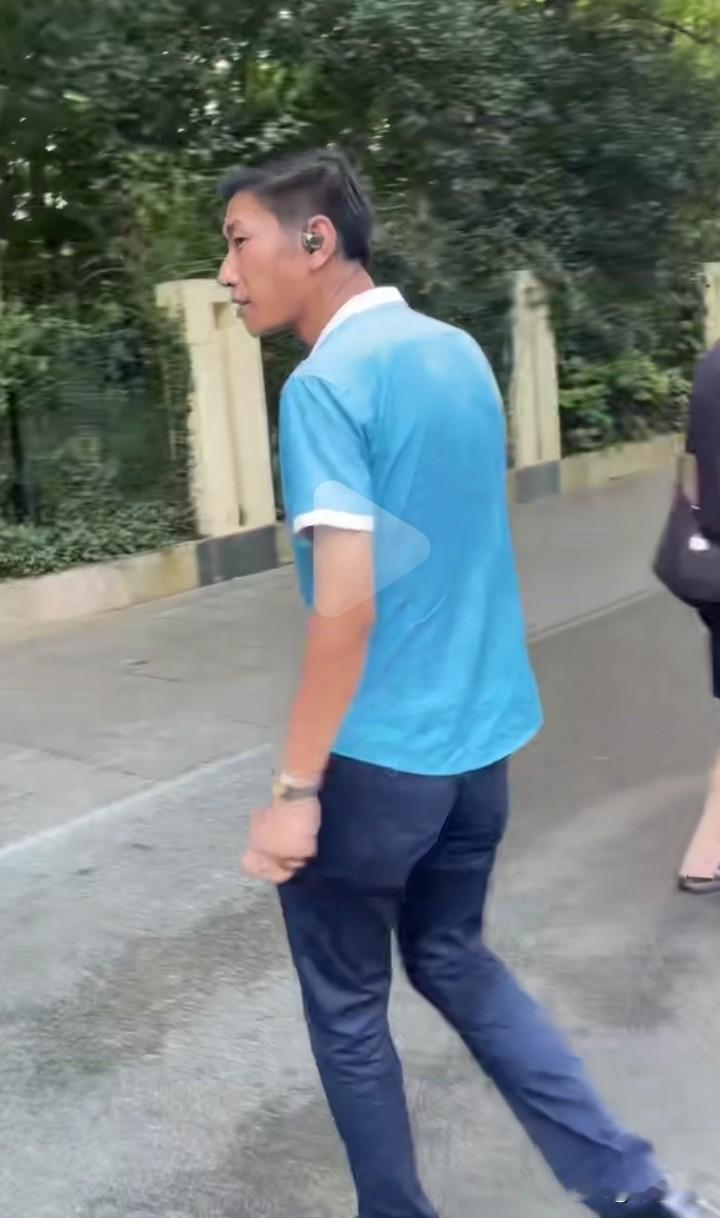 股票这玩意儿，水是真深，还真不能常玩，就像那个张半仙，热衷玩股，瞧他走路都伸头勾