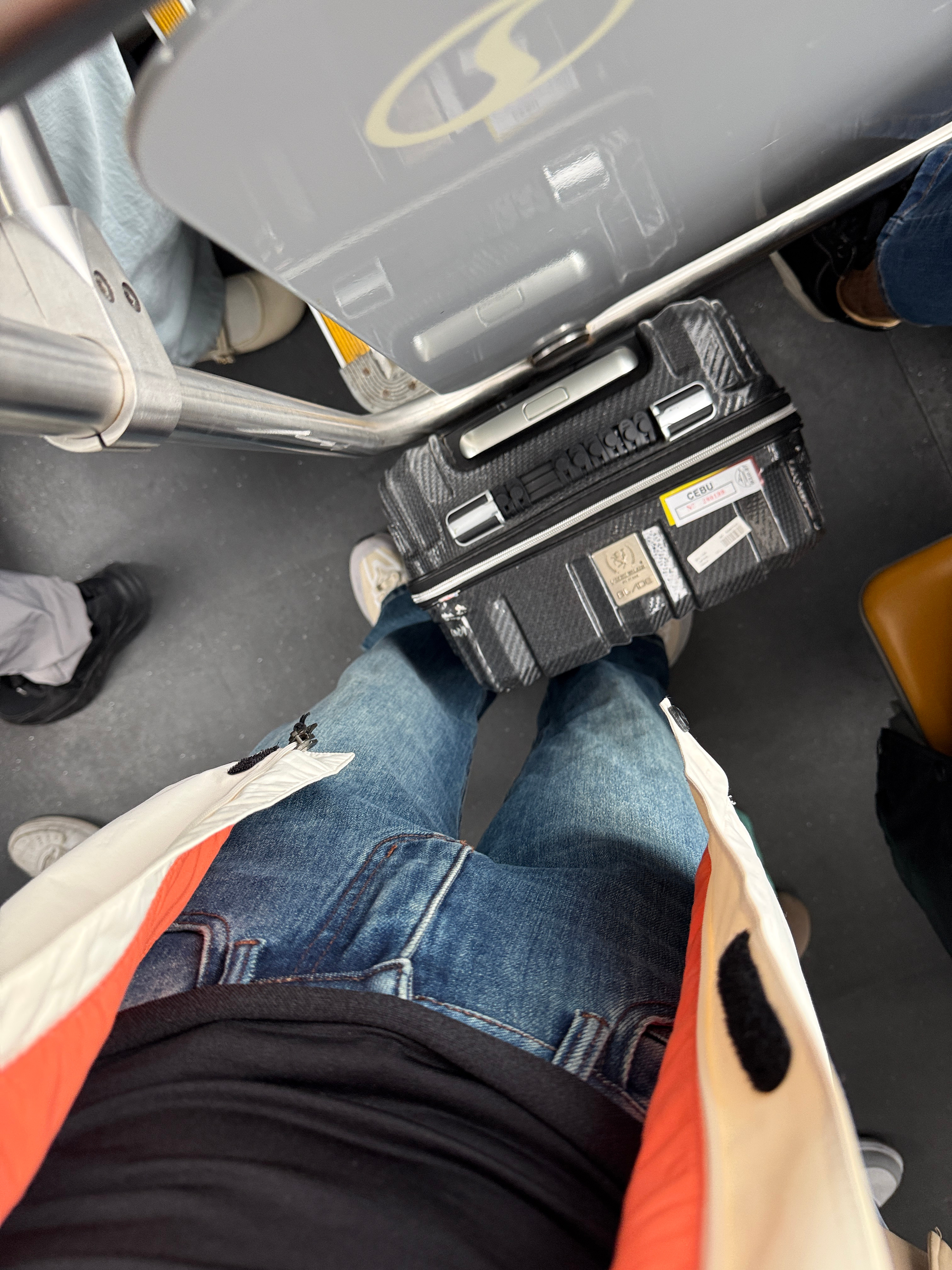 跟我爸出门颠沛流离（旅行）我八点出门，八点25在去找他汇合的车上，我爸打来电话：