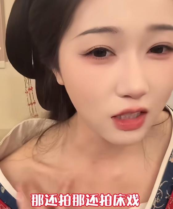 岳雨婷说，短剧的床戏，其实都是忍着恶心拍的。她和男主躺在上面亲亲亲，实际上都快双
