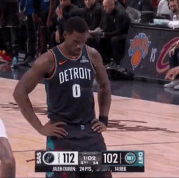 NBC 的解说员们嘲笑杰伦·杜伦的短裤穿得太低😭
活塞遭遇马刺，5连胜被终结。