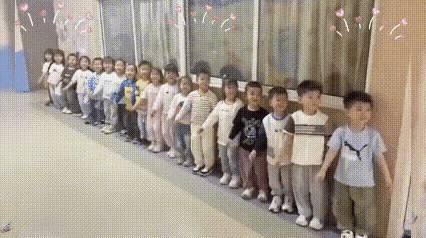 我的乖乖嘞！幼儿园小朋友跟着老师认真学跳舞，一个个学得又快又整齐
动作标准又好看