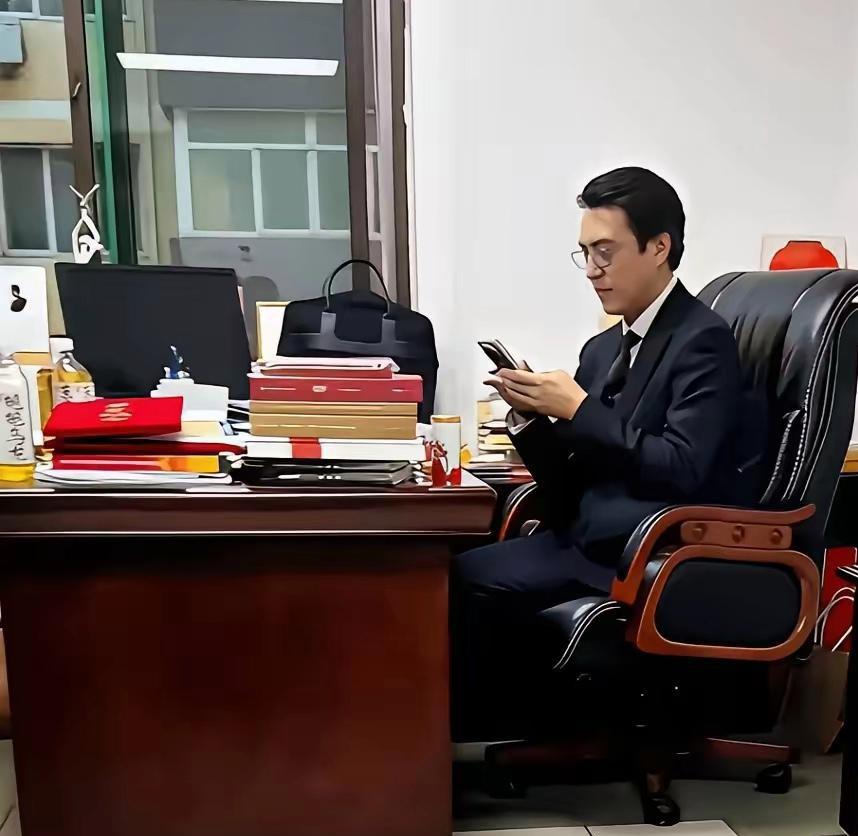 顶级男神靳东的办公照：
画面中坐在老板椅上专注地看着手机的靳东西装笔挺，发型打理