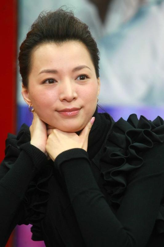 董卿的诗词水平着实令人惊叹。在《中国诗词大会》的舞台上，她妙语连珠，对诗词的领悟