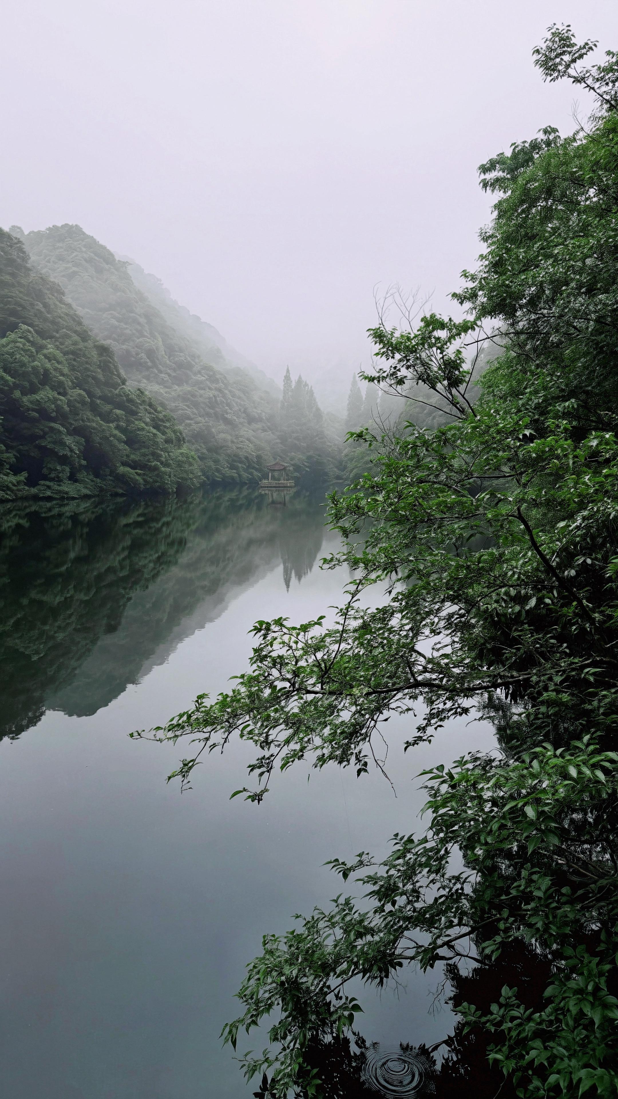“山谷的薄雾吻着烟霞”