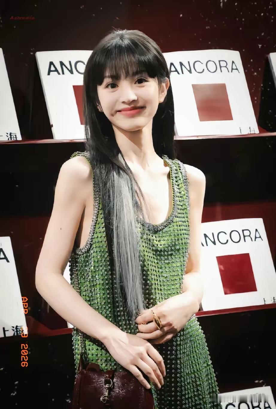田曦薇这次是真的把"甜妹"俩字从自己身上撕下来了。7月23日一早，古驰2026七