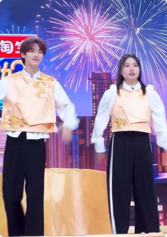 李雪琴丁程鑫萌感姐弟谁还没看这对萌感姐弟！李雪琴丁程鑫跳童年神曲，花絮直拍越看越