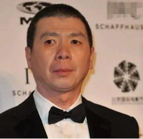 1984年，冯小刚去医院探望朋友，一眼就看上了旁边年轻貌美的护士，刚准备要联系方