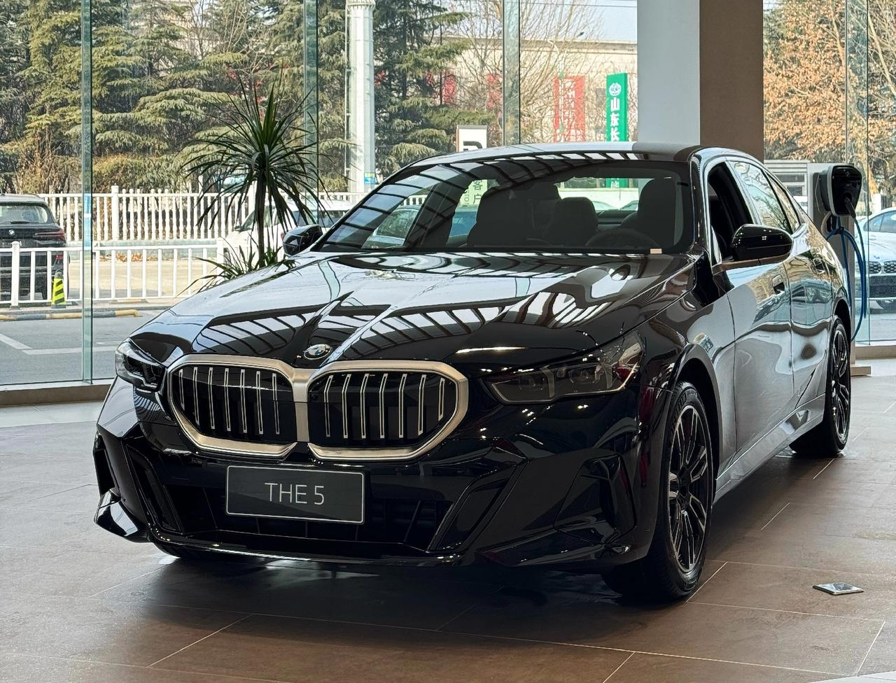 宝马5系 11月销量9098辆，
宝马5系 12月销量11867辆，
宝马5系 