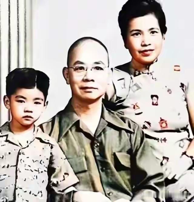 当我们仰望英雄的丰碑时，可曾想过他们身后的家人？吴石将军倒下后，妻儿用沉默吞咽苦