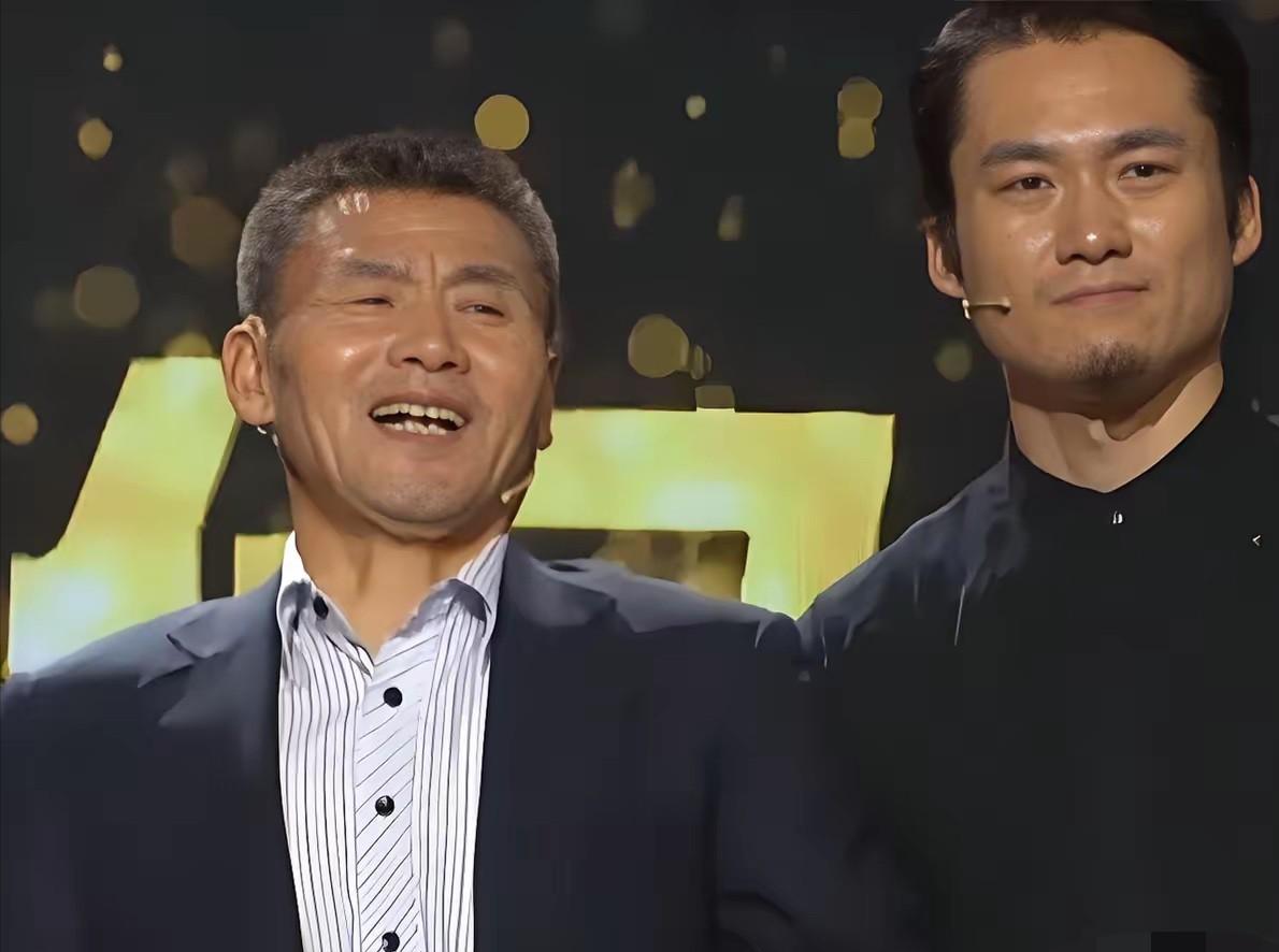 黑龙江1男孩父母接连去世，学习成绩特别好，却没钱继续读书。他哭着跪在校长面前，苦