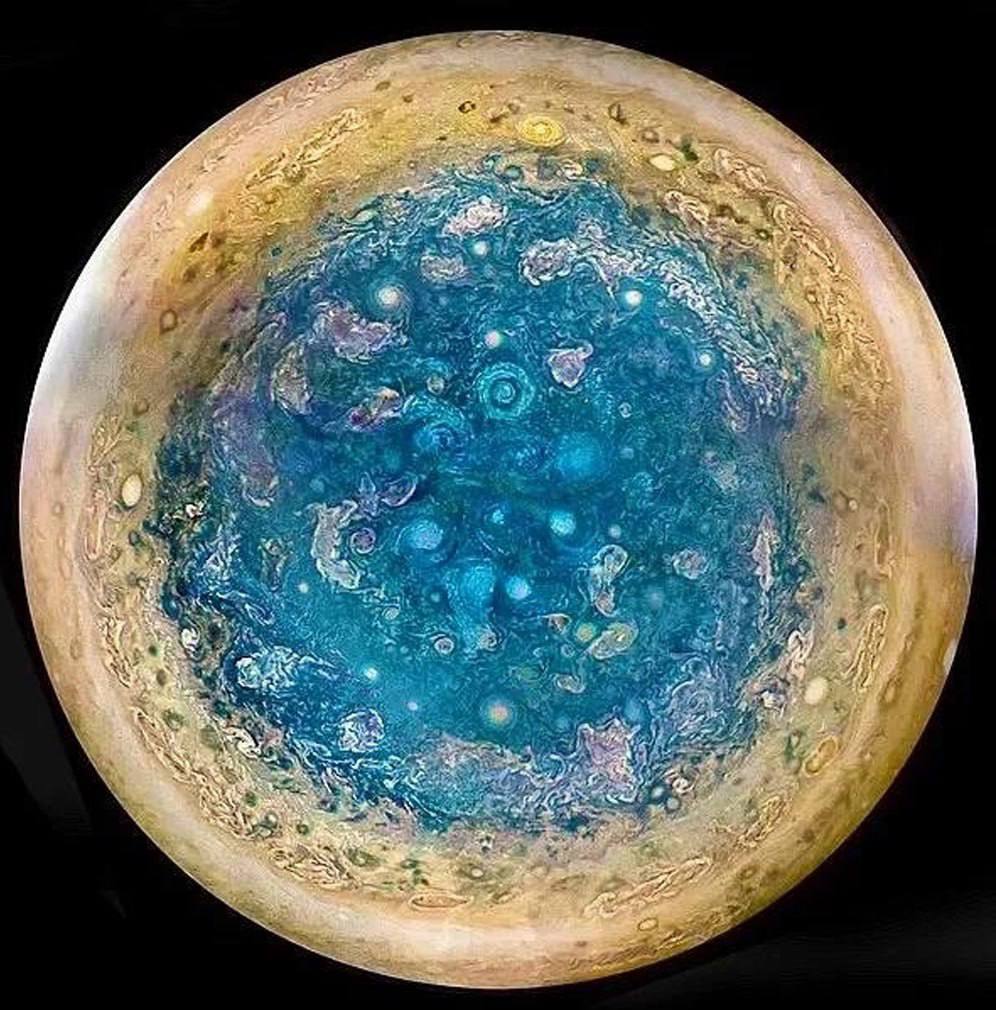 木星南极是一个风暴肆虐的地方。朱诺号探测器从 52,000 公里外拍摄到了这颗气