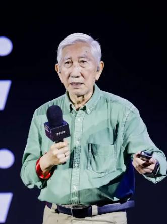 清华大学工业设计系教授柳冠中认为“现在哪里还有工业设计呢？就是给资本家的商品涂脂