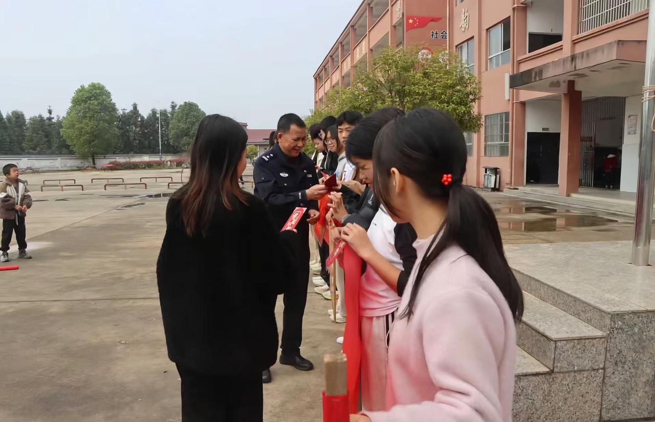 为石门中学优秀的留守学生发放 3 月份资助金，感谢郑云辉、平胜林、平志明、黄永江