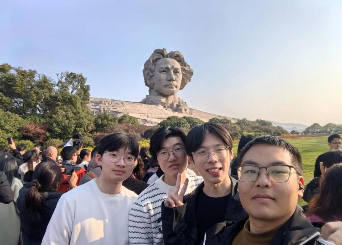 游戏卡成PPT，他反手考上清华。

别人骂游戏毁人，他把卡顿写成录取通知书。
