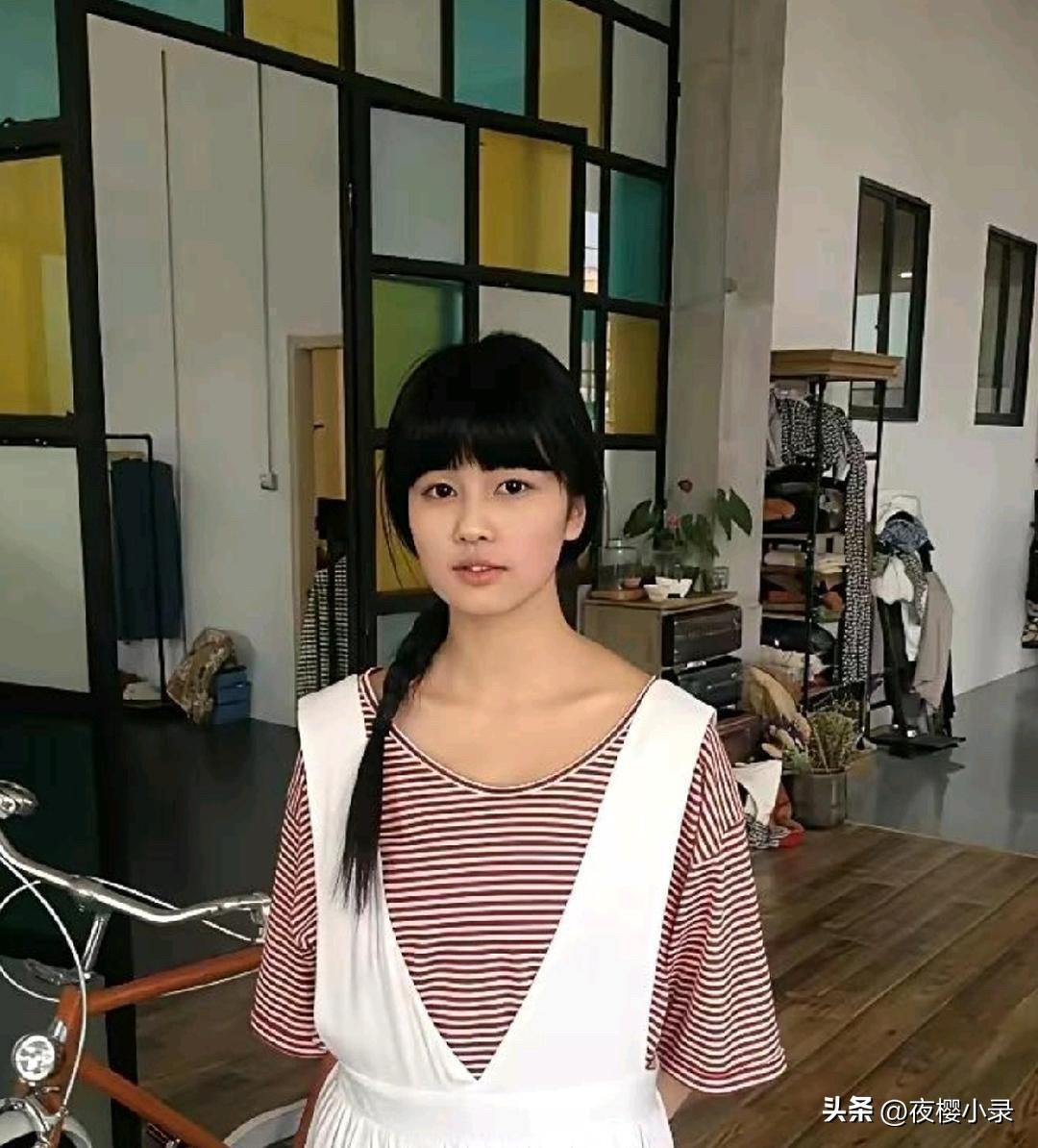 白鹿刚出道时，长相就是很邻家、很普通的样子，没什么特别惊艳的地方！