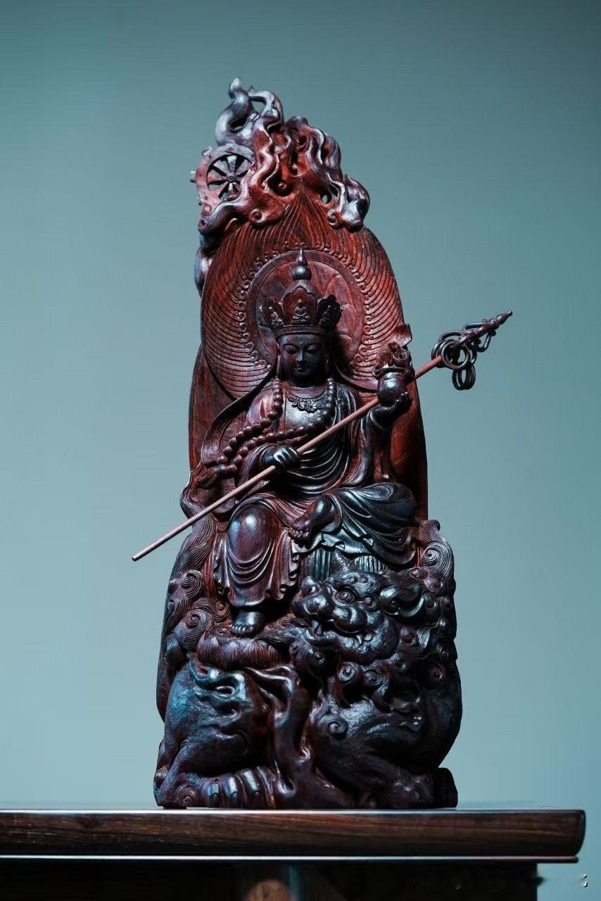 小叶紫檀｜地藏王

有些作品，不是用来“看”的，是用来让人慢下来的。

木色沉穆