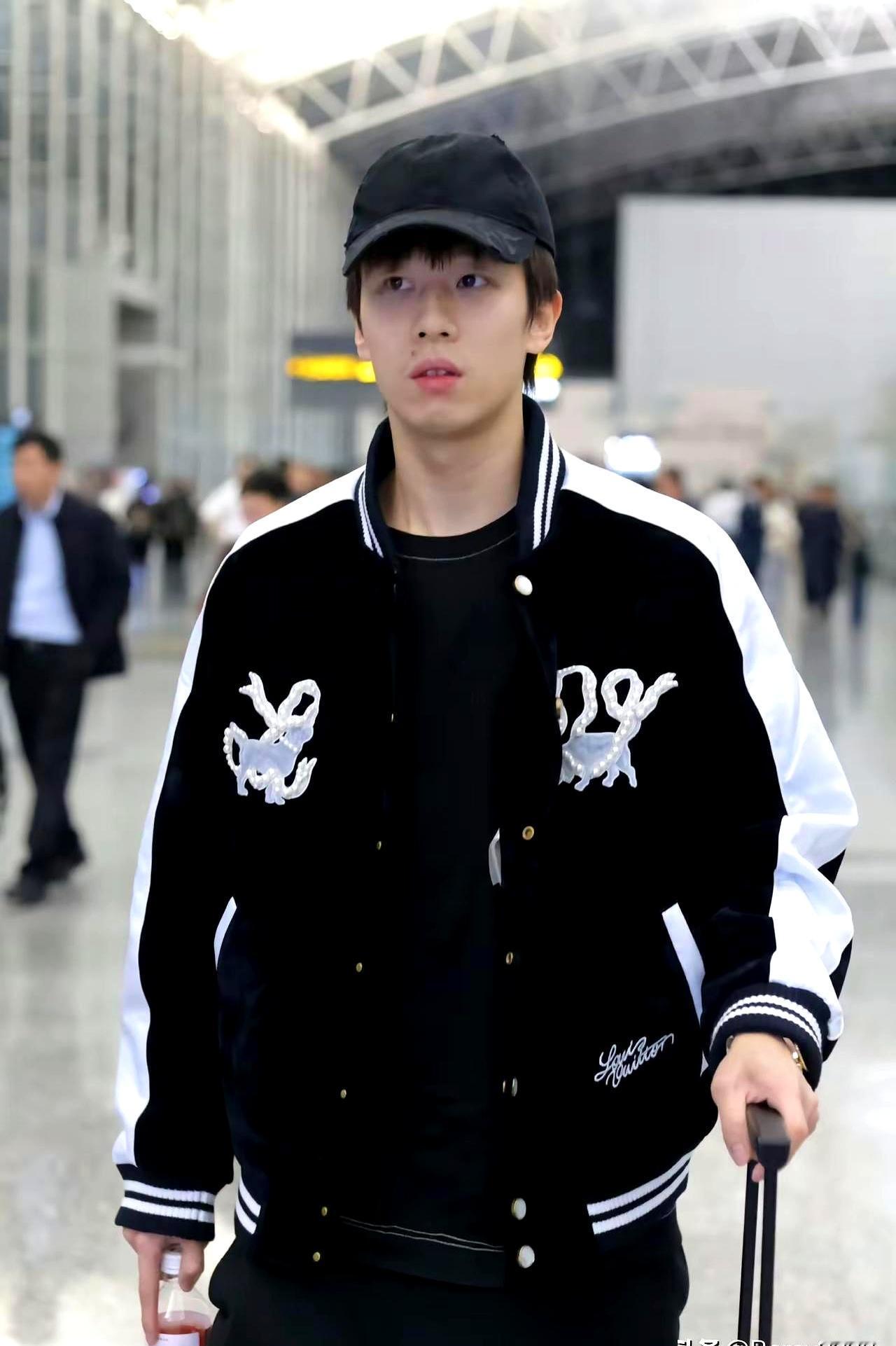 成都混团世界杯高远已经不在其中了。
 

眼睁睁看着他没能站上赛场，拼来的积分就