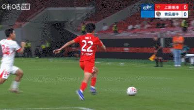 VAR既然介入了，为什么青岛海牛这么明显的红牌还是不给呢？
金永浩这一下飞铲完全