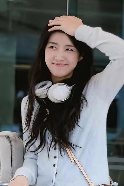 什么样的女孩可以被称为美女美女长相漂亮，素颜也漂亮，身材比例好、性格温柔开朗活泼