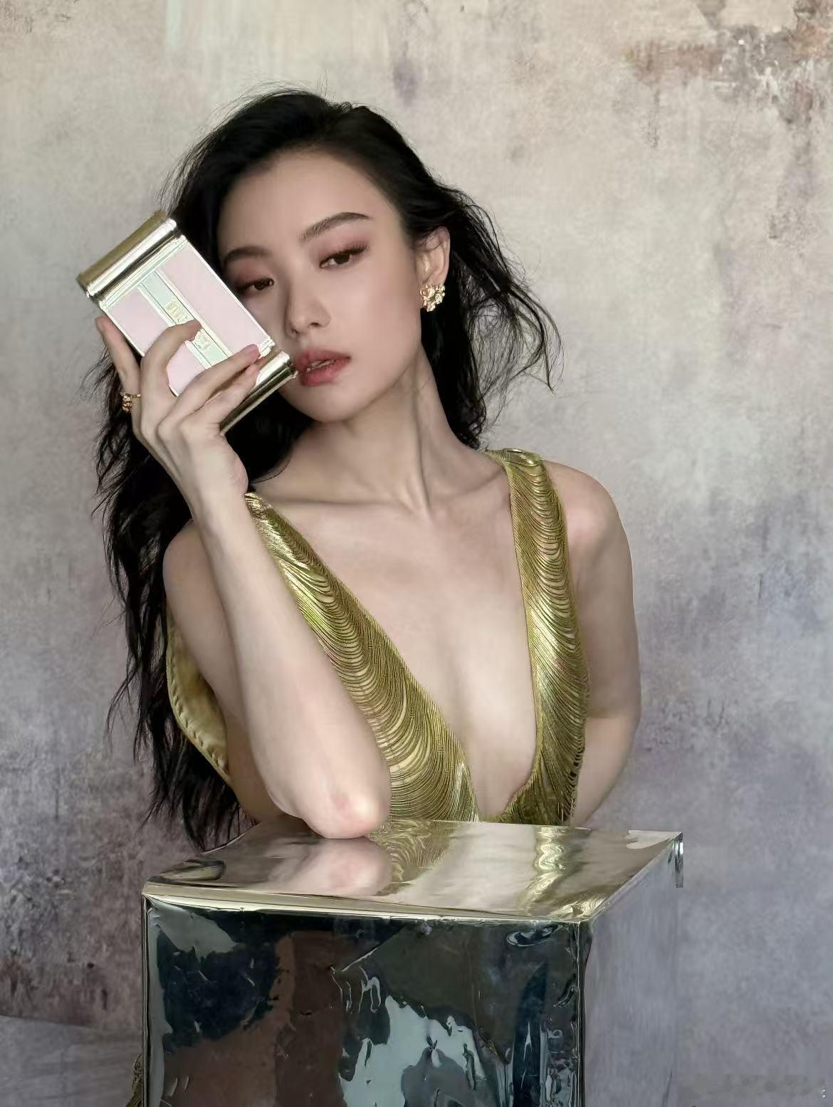 倪妮至美的瞬间倪妮live十二宫格倪妮至美的瞬间，好看好看，[思考][思考] ​