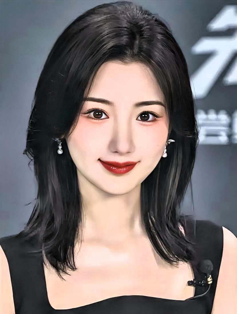 谈恋爱这件事，在毛晓彤的人生里，排不进前三了。

你回头想想是不是。
二十出头，