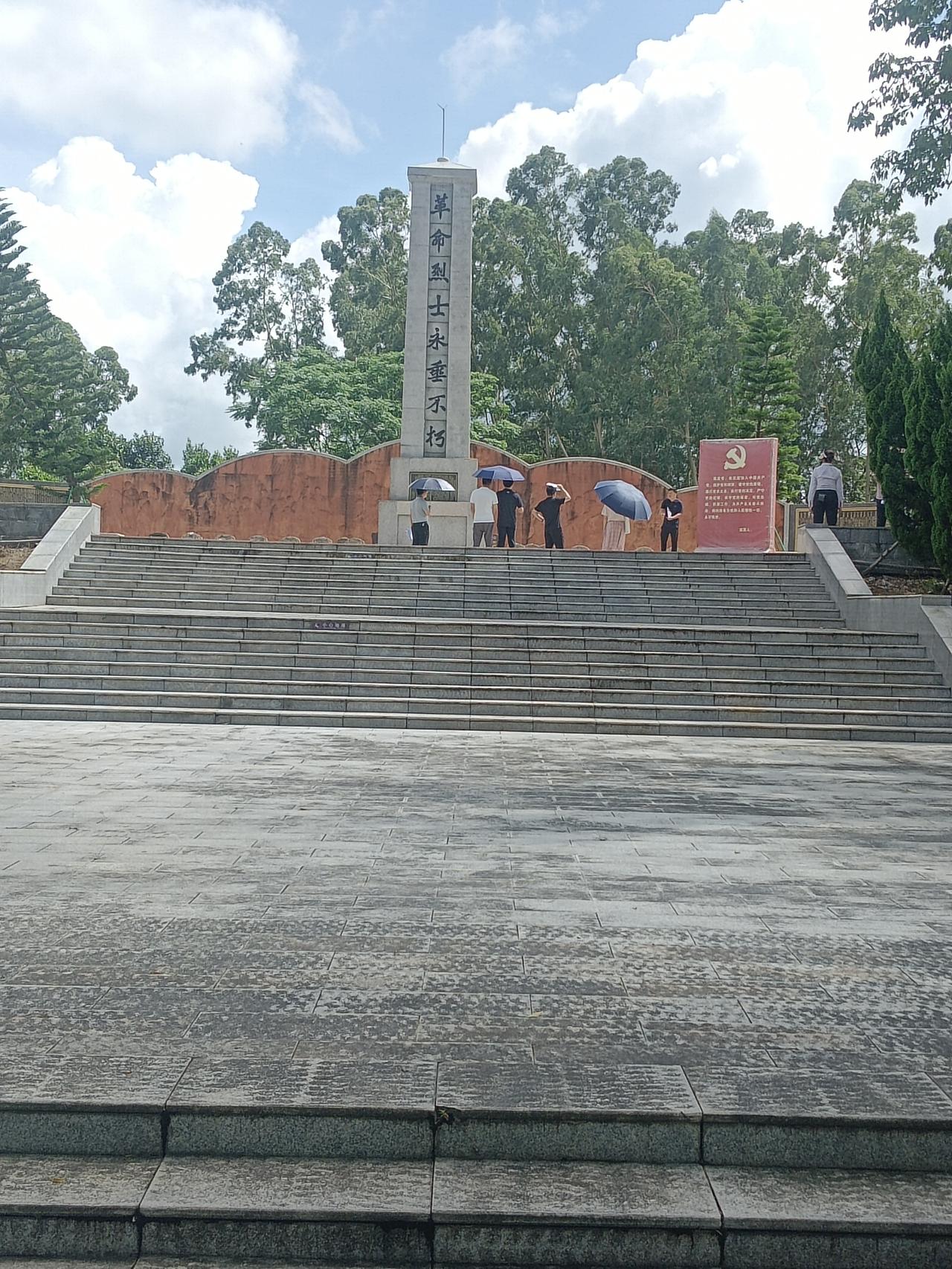 七绝·清明祭扫烈士
        周兴华
碑前肃立祭英雄，
先烈当年建伟功。